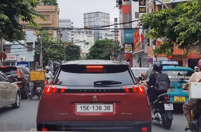 Xe ô tô mang biển số 15K-138.38 giả.