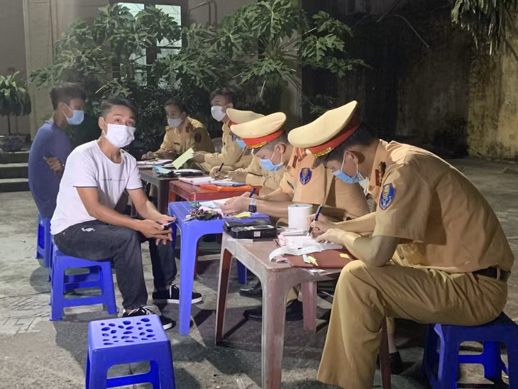Công an TP Hạ Long lập biên bản xử lý người điều khiển phương tiện tham gia giao thông vi phạm Luật giao thông.