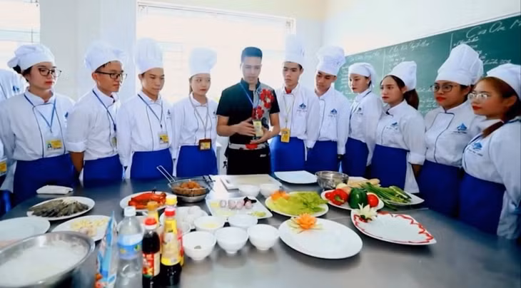 Một giờ thực hành chế biến món ăn Âu tại khoa Du lịch, Trường Đại học Hạ Long. (Ảnh: CTV)