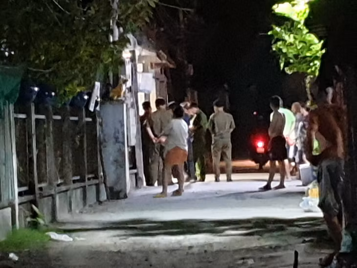 Lực lượng chức năng có mặt xác minh vụ cha lái xe ôtô về không may đụng trúng khiến con gái tử vong. Ảnh: Dương Bình