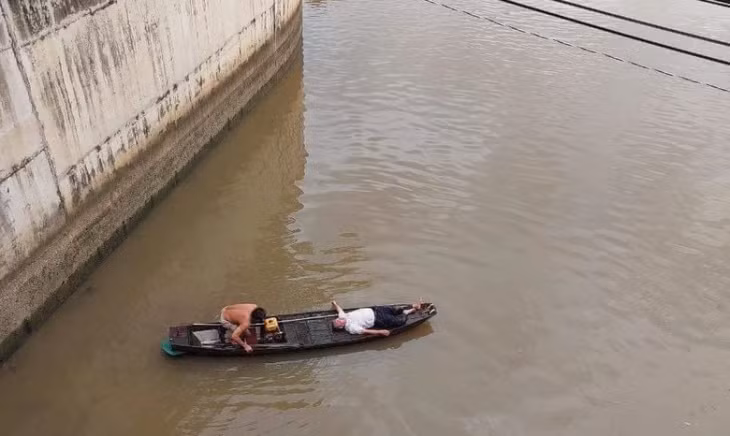Tài xế được người dân cứu kịp thời.