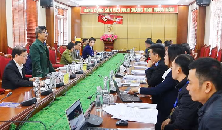 UBND huyện Cô Tô tổ chức đối thoại, xem xét giải quyết kiến nghị của công dân để giải quyết đơn thư kiến nghị của công dân, tháng 12/2022. Ảnh: Trung tâm TT-VH Cô Tô