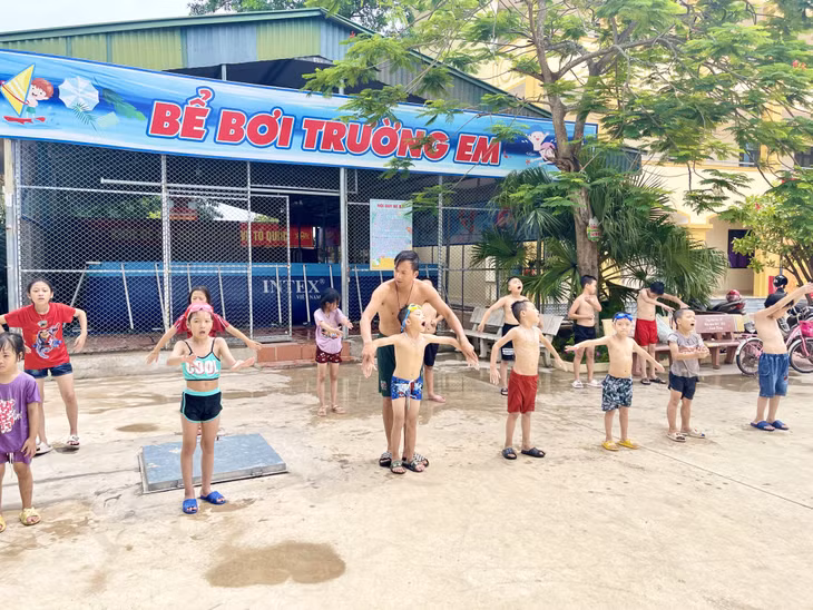 Trẻ em phường Yên Hải, TX Quảng Yên được hướng dẫn kỹ năng phòng, chống đuối nước.