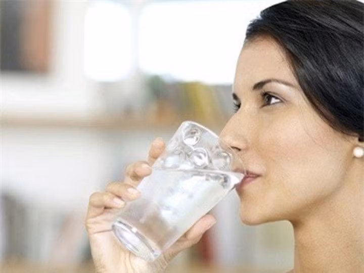 Uống nước đá không tốt cho hệ miễn dịch, hệ tiêu hoá. (Ảnh minh hoạ)