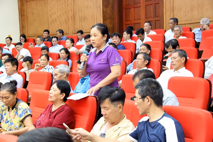 Các đại biểu là Bí thư chi bộ, Trưởng thôn, khu, Trưởng Ban CTMT đối thoại trực tiếp với lãnh đạo thành phố tại Hội nghị giao ban quý II/2023. Ảnh: Trung tâm TT-VH Móng Cái
