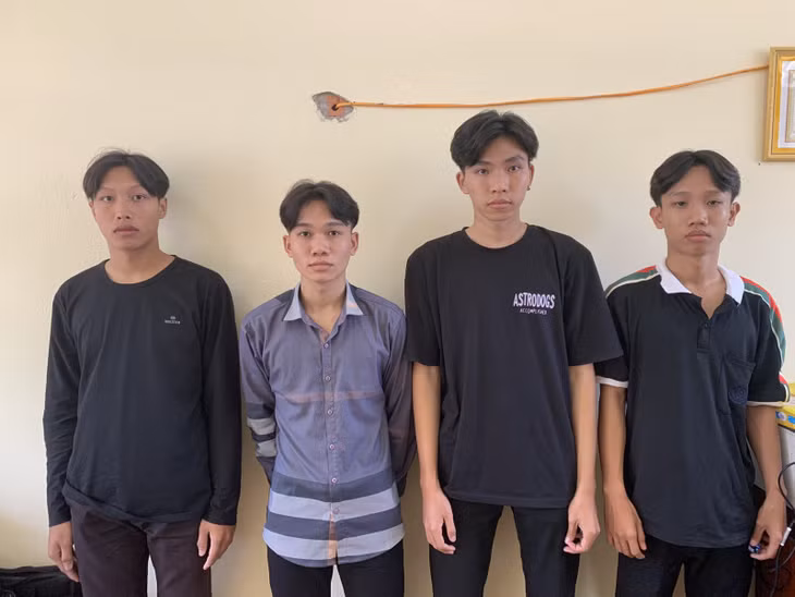 Nhóm đối tượng ra đầu thú.