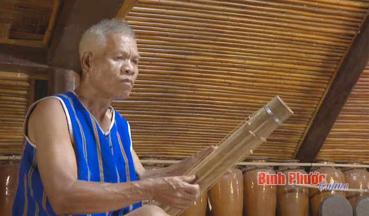 Nghệ nhân Điểu Kiêu, xã Phú Nghĩa, huyện Bù Gia Mập chơi đàn Đink đuk