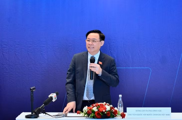 Chủ tịch Quốc hội Vương Đình Huệ phát biểu tại cuộc làm việc.