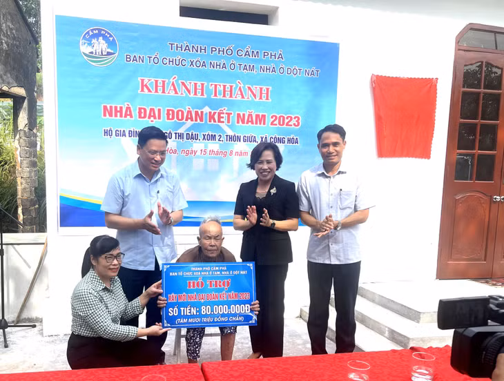 Bà Dậu nhận được 80 triệu đồng tiễn hỗ trợ của Ban tổ chức Xóa nhà tạm TP Cẩm Phả