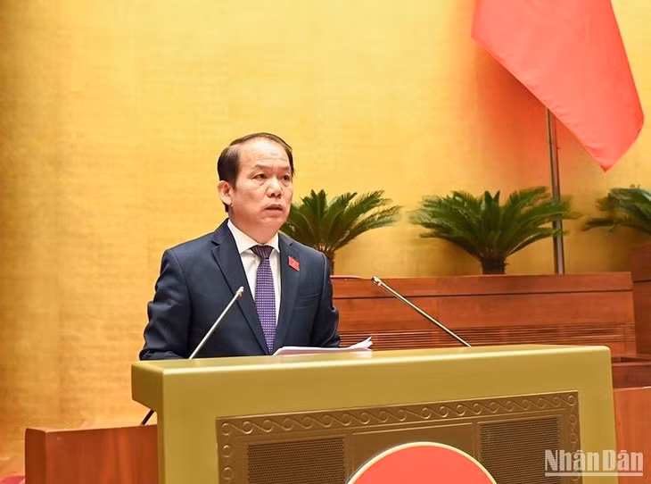 Chủ nhiệm Ủy ban Pháp luật Hoàng Thanh Tùng báo cáo tóm tắt một số vấn đề lớn còn ý kiến khác nhau về dự án Luật Nhà ở (sửa đổi). (Ảnh: DUY LINH)