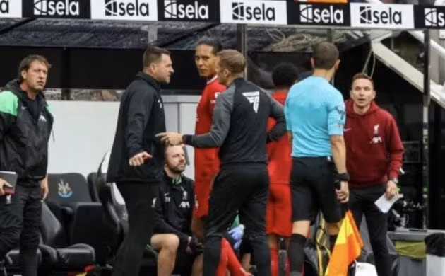 Van Dijk nguy cơ bị phạt nặng vì lỗi hành vi.
