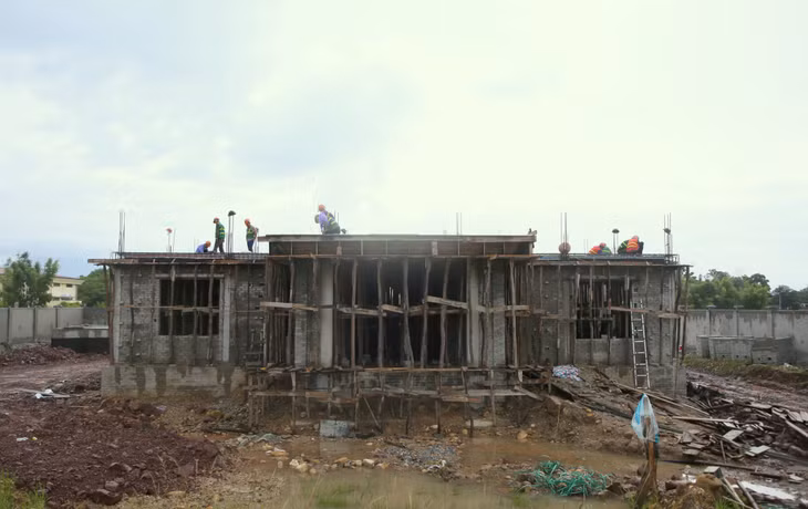 Các nhà thầu tăng cường nhân lực, đẩy nhanh tiến độ thi công các công trình khi điều kiện thời tiết thuận lợi.