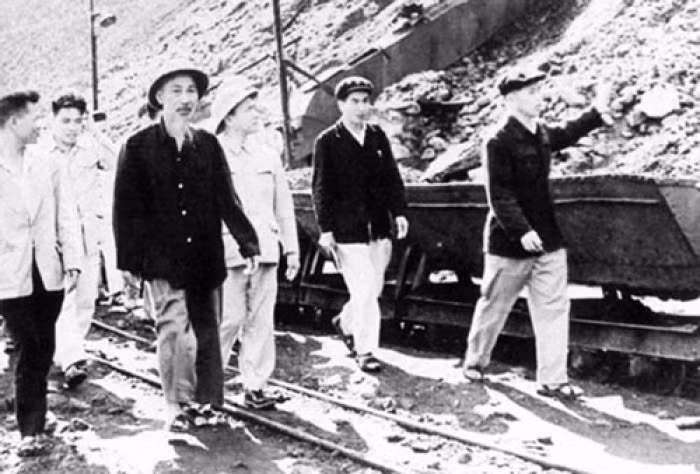Bác Hồ thăm mỏ than Đèo Nai ngày 30/3/1959. Ảnh tư liệu