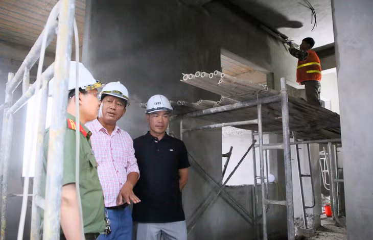 Cán bộ Đội Xây dựng doanh trại (Phòng Hậu cần, Công an tỉnh) cùng đại diện đơn vị quản lý dự án, nhà thầu kiểm tra công trình Trụ sở Công an xã Tân Lập (huyện Đầm Hà) đang trong giai đoạn hoàn thiện.