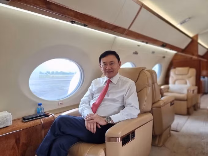 Ông Thaksin trên chuyến bay về Thái Lan. Ảnh: Facebook/Yingluck Shinawatra