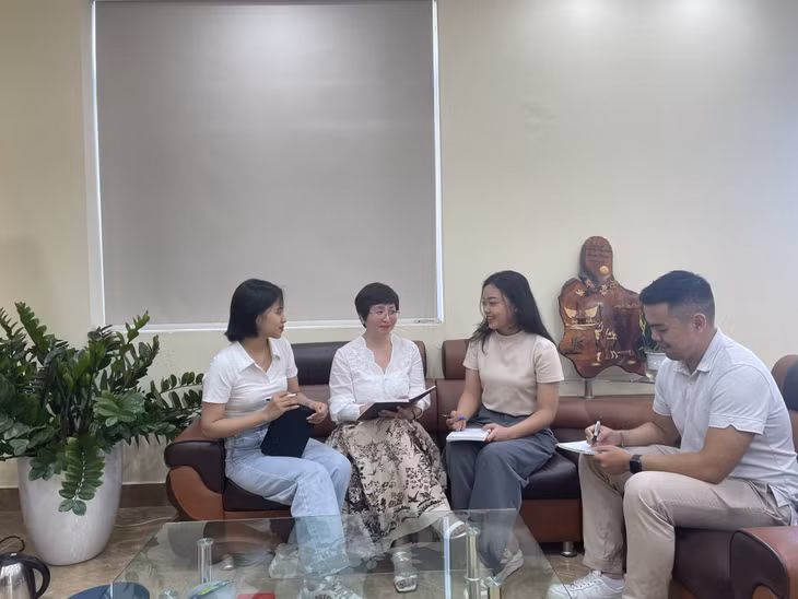 TS Nguyễn Thị Hằng (thứ 2, trái sang) là cán bộ được thu hút về làm việc tại Trường Đại học Hạ Long.