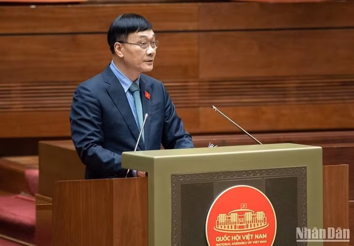 Chủ nhiệm Ủy ban Kinh tế Vũ Hồng Thanh báo cáo tóm tắt một số vấn đề lớn còn ý kiến khác nhau về dự án Luật Đất đai (sửa đổi). (Ảnh: DUY LINH)