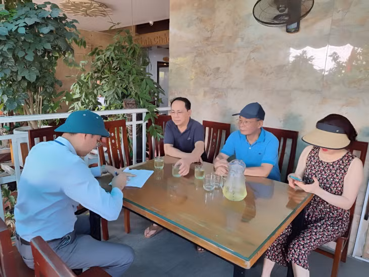 Phường Hồng Hải tổ chức cho hộ kinh doanh ký cam kết không lấn chiếm lòng đường, vỉa hè, đảm bảo trật tự đô thị và trật tự an toàn giao thông, vệ sinh môi trường. Ảnh do đơn vị cung cấp