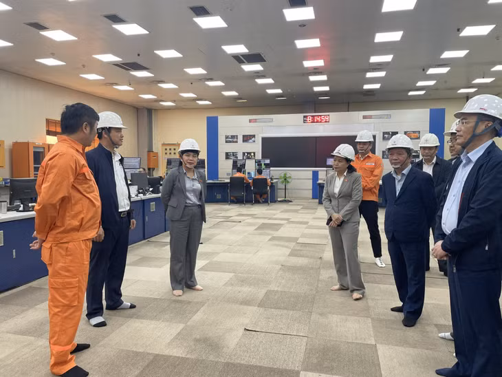 Lãnh đạo Đoàn ĐBQH tỉnh gặp gỡ, trao đổi, giám sát tại doanh nghiệp trong việc thực hiện các chính sách về năng lượng.