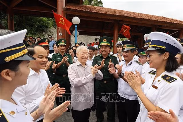 Tổng Bí thư Nguyễn Phú Trọng với lực lượng chức năng Cửa khẩu quốc tế Hữu Nghị - Ảnh: TTXVN