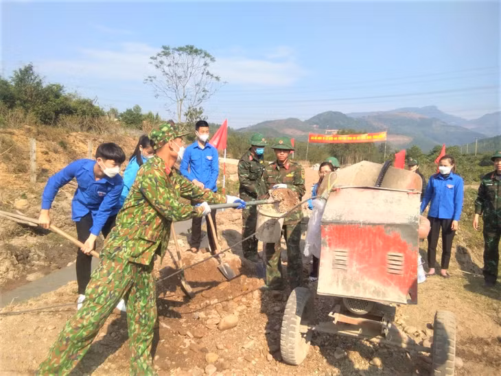 LLVT TX Đông Triều phối hợp Lữ đoàn 405, Quân khu 3 làm công tác dân vận xây dựng nông thôn mới kiểu mẫu, đô thị văn minh.