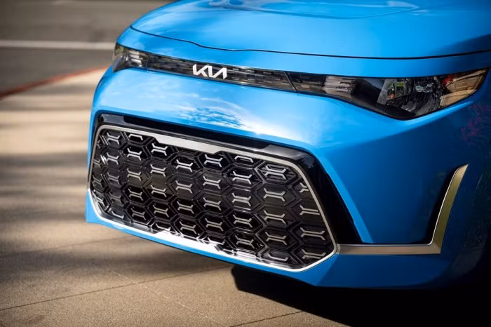 Đầu xe vuông vắn, khỏe khoắn.