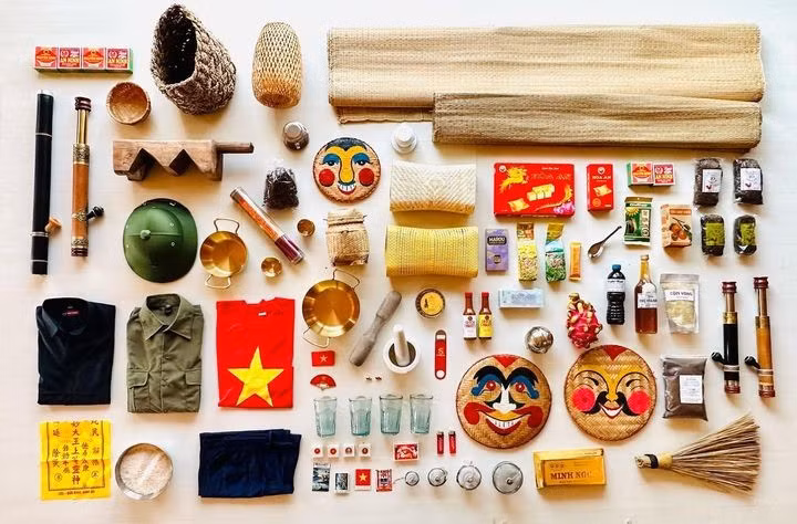 Bộ sưu tập đồ lưu niệm mua tại Hà Nội của nam du khách. Anh mua cả những món ăn yêu thích như bánh đậu xanh, bánh cốm... Ảnh: Arnaud Zein el Din