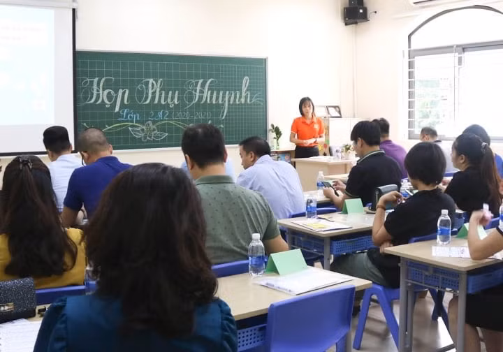 Nhiều phụ huynh nặng gánh vì các khoản đóng góp đầu năm học. (Ảnh minh họa)