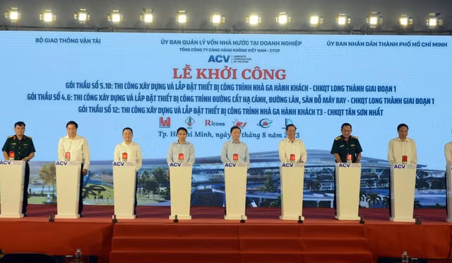 Phó Thủ tướng Trần Hồng Hà và lãnh đạo Bộ GTVT, UBND TPHCM và một số bộ, ban, ngành nhấn nút khởi công Dự án xây dựng nhà ga hành khách T3 tại sân bay Tân Sơn Nhất - Ảnh: VGP/MH