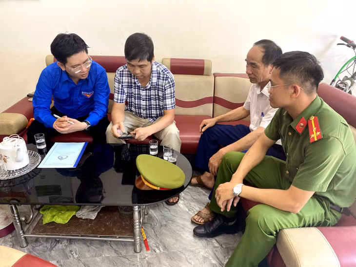Tổ công nghệ số thị trấn Quảng Hà tuyên truyền, hướng dẫn người dân tại nhà các tiện ích của chuyển đổi số.