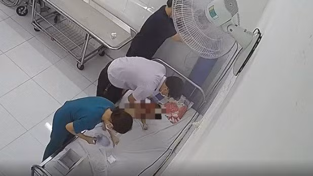 Cháu bé được đưa đi cấp cứu nhưng không qua khỏi. Ảnh: Cơ quan chức năng cung cấp