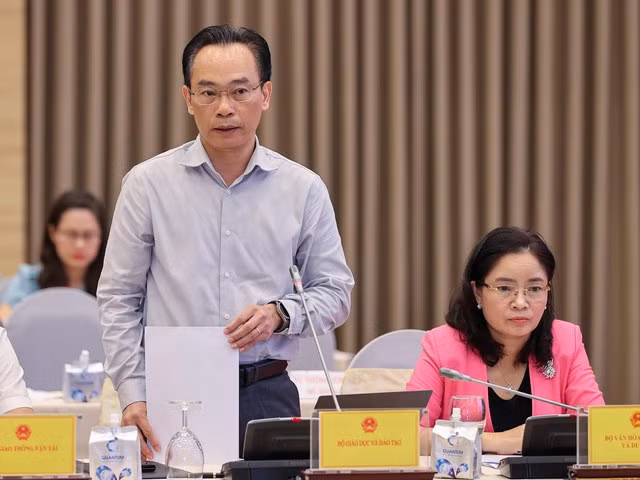 Thứ trưởng Bộ GD&amp;ĐT Hoàng Minh Sơn làm rõ những vấn đề liên quan đến tuyển sinh đại học và học phí năm học 2023-2024 - Ảnh: VGP/Nhật Bắc