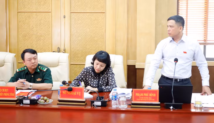 Đồng chí Phạm Phú Bình, Ủy viên Thường trực Ủy ban Đối ngoại của Quốc hộị phát biểu tại hội thảo.