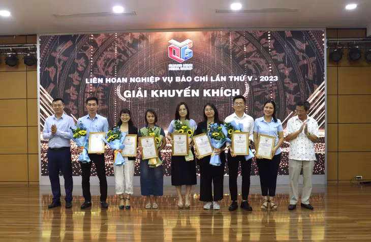 Ban Tổ chức trao giải Khuyến khích cho các tác giả, nhóm tác giả tham gia Liên hoan.