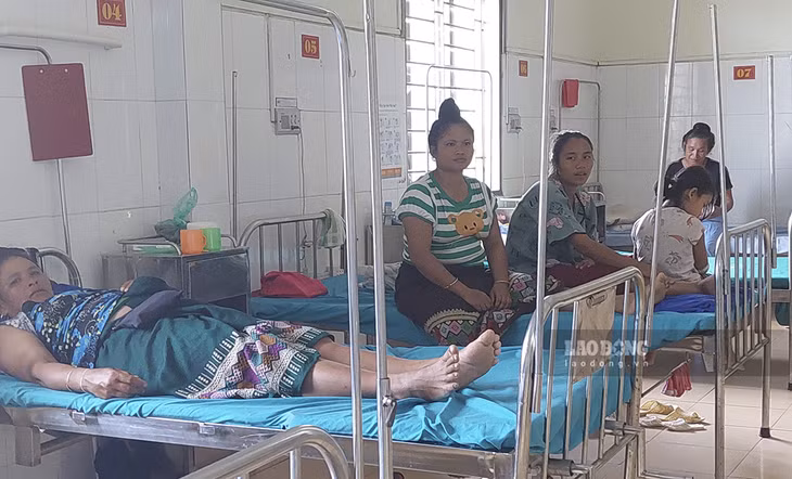 Các bệnh nhân ở bản Co Pục, xã Hua Thanh đang nằm tại phòng cấp cứu, TTYT huyện Điện Biên. Ảnh: Văn Thành Chương.