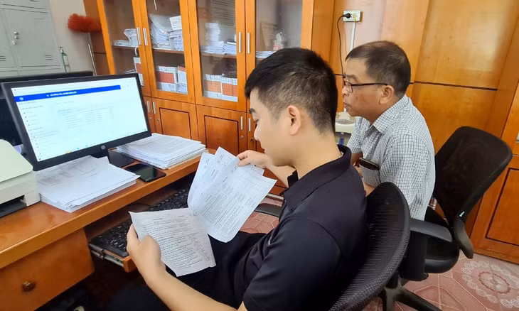 Cán bộ Tổ công tác chuyển đổi số huyện Bình Liêu hướng dẫn CBCC phụ trách lĩnh vực CNTT xã Đồng Văn sử dụng các chức năng trên Cổng thông tin điện tử.