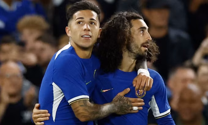 Fernandez chia vui với Marc Cucurella sau khi ghi bàn. Ảnh: Reuters