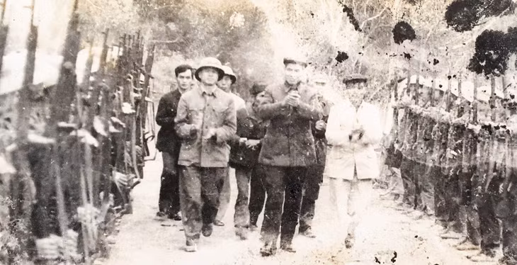 Thủ tướng Phạm Văn Đồng về thăm và làm việc với huyện Ba Chẽ vào tháng 10/1976. Anh Tu lieu.
