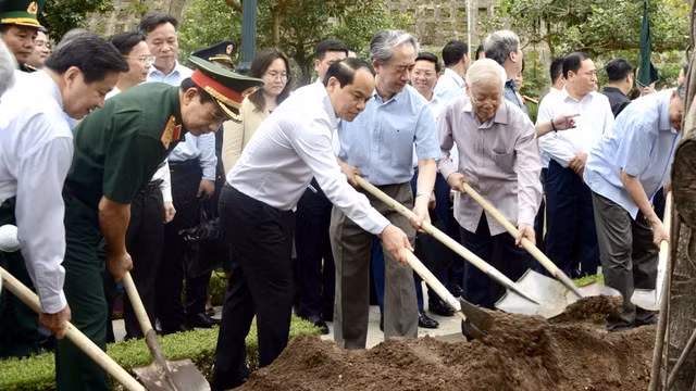 Tổng Bí thư Nguyễn Phú Trọng cùng Đại sứ đặc mệnh toàn quyền nước Cộng hòa Nhân dân Trung Hoa Hùng Ba cùng trồng cây lưu niệm tại Cửa khẩu quốc tế Hữu nghị - Ảnh: VOV