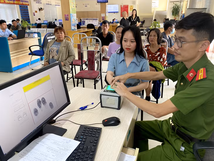 Công an huyện Hải Hà tổ chức thu nhận hồ sơ định danh và xác thực điện tử mức 2 cho công dân tại Trung tâm HCC huyện.