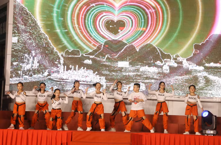 Học sinh lớp năng khiếu Zumba biểu diễn nhảy Zumba.