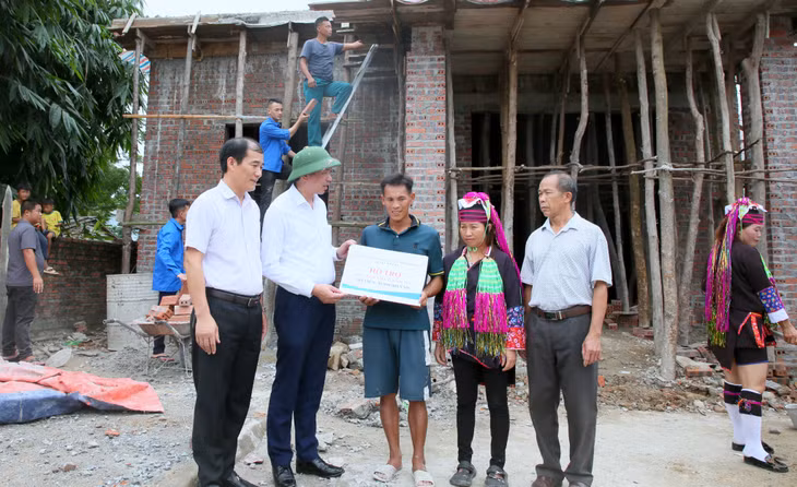 Lãnh đạo huyện Đầm Hà trao hỗ trợ xây nhà mới cho gia đình anh, chị Phùn A Nhì, Hoàng Thị Lan.
