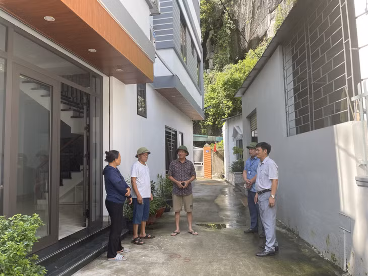Lãnh đạo phường Cẩm Đông (TP Cẩm Phả) kiểm tra khu Đông Tiến 2 (núi Cốt Mìn) - điểm có nguy cơ sạt lở trong mùa mưa bão.