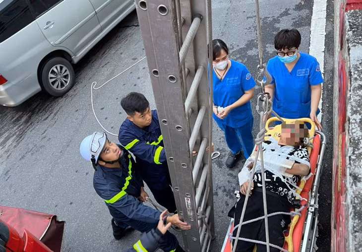 Cảnh sát cứu nạn nam thanh niên rơi từ cầu Chương Dương xuống. Ảnh: Công an TP Hà Nội