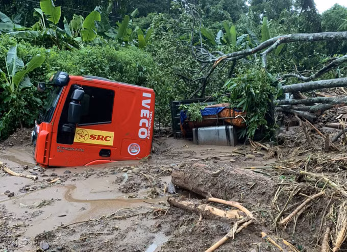 Một xe đầu kéo của Việt Nam bị đất đá vùi lấp ở đèo Đất. Ảnh: Thanh Phương