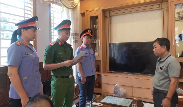 Cơ quan Cảnh sát điều tra Công an tỉnh Thanh Hóa thi hành Lệnh bắt bị can để tạm giam đối với Nguyễn Mạnh Sơn. Ảnh: CATH