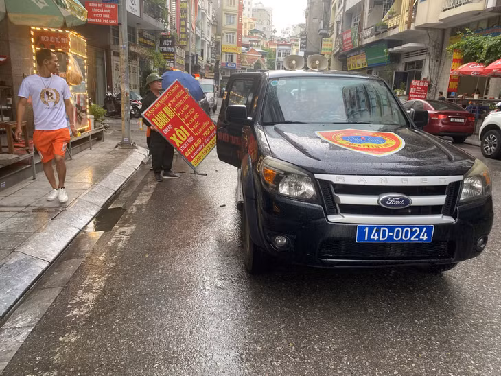 Đội Kiểm tra TTĐT và Môi trường TP Hạ Long thực hiện thu giữ các biển quảng cáo lấn chiếm trên vỉa hè.