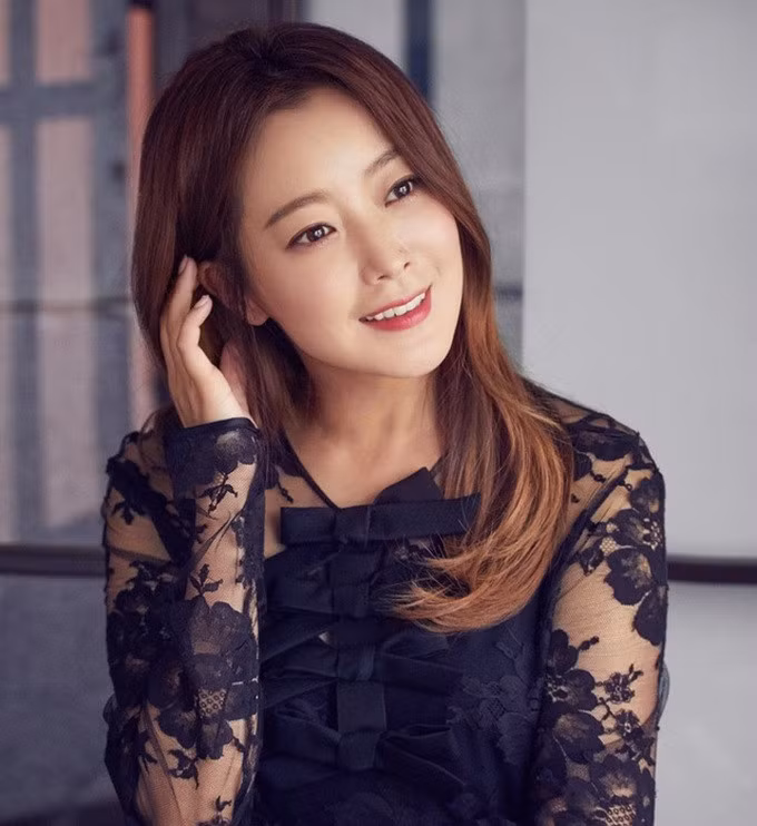 Ở tuổi 46, Kim Hee Sun vẫn duy trì được vẻ ngoài trẻ trung, quyến rũ (Ảnh: Sina).