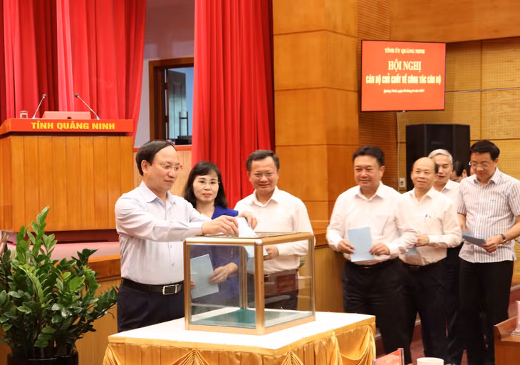 Các đại biểu bỏ phiếu giới thiệu nhân sự đủ điều kiện để quy hoạch tham gia Ban Chấp hành Trung ương Đảng khóa XIV.