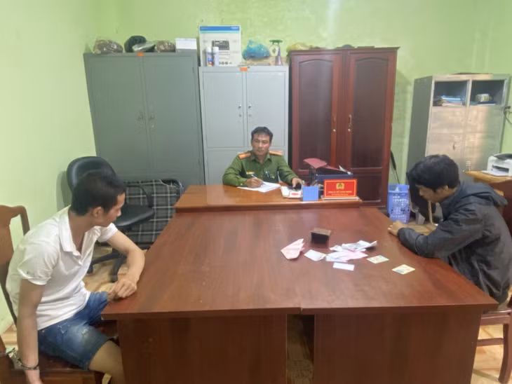 Cơ quan Công an làm việc với 2 đối tượng trộm cắp ti vi của trường mẫu giáo.